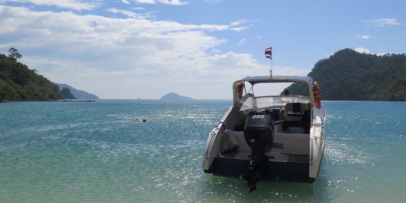 speedboat customers floating private boat trip snorkeling koh chang